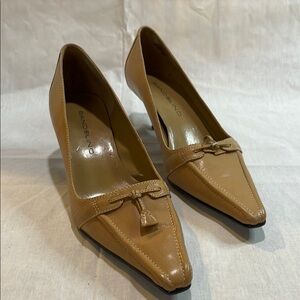 Bandolino Tan Patent Leather Heels with Bow Detail